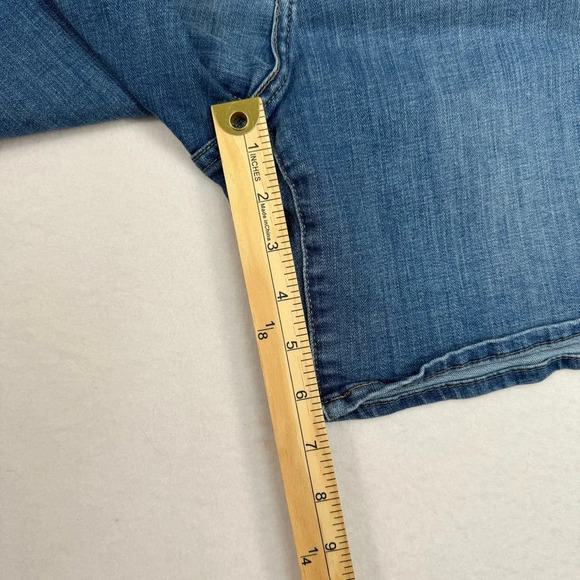 Levis Denim Jean Shorts 6 Inch Rise Womens Size 30 Medium Wash - Picture 9 of 11